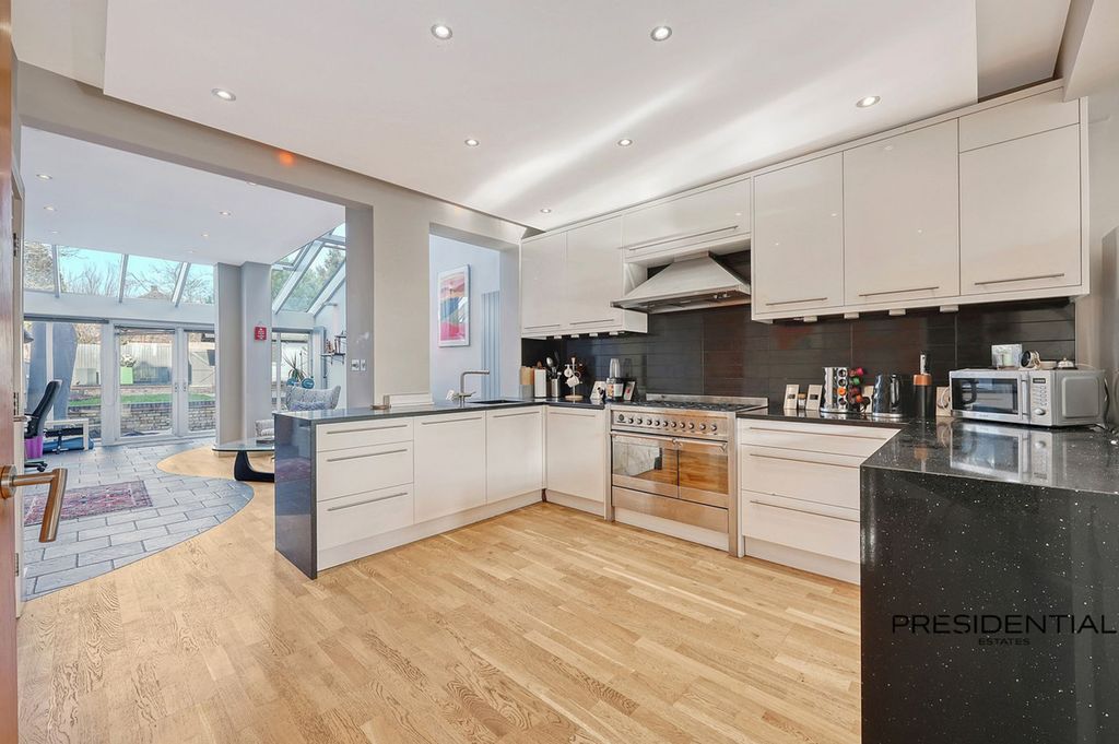 Property photo 3 of 27