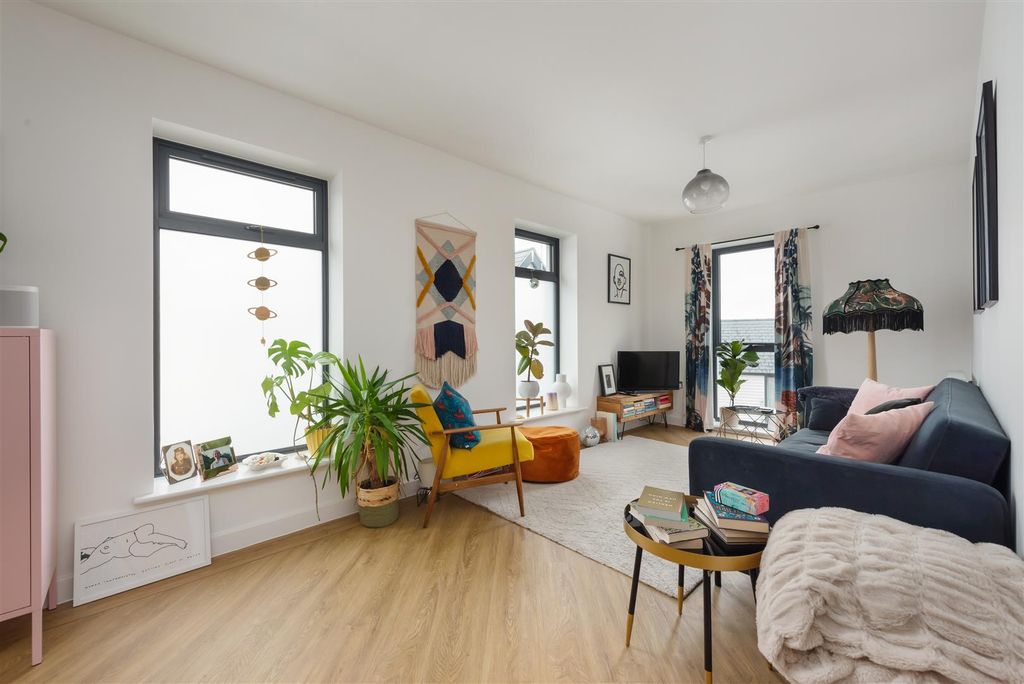 Property photo 2 of 14 Cornwallis Circle, Whitstable