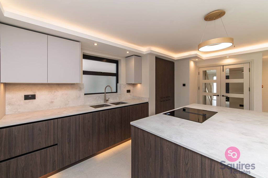 Property photo 2 of 31