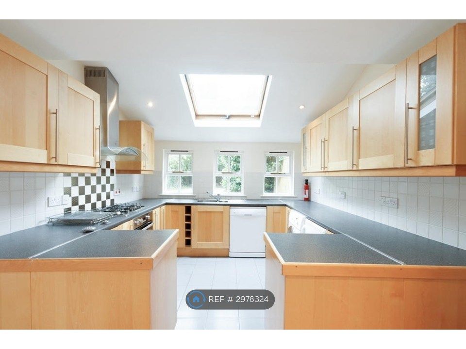 Property photo 3 of 6 Kitchen