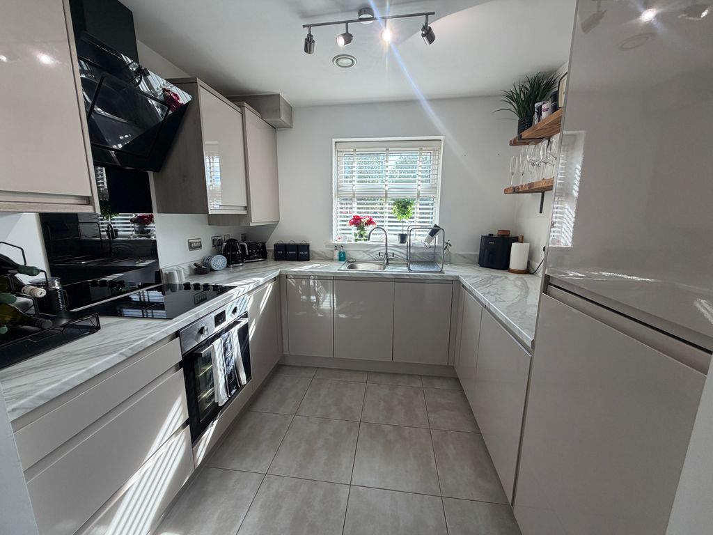 Property photo 3 of 7 Kitchen