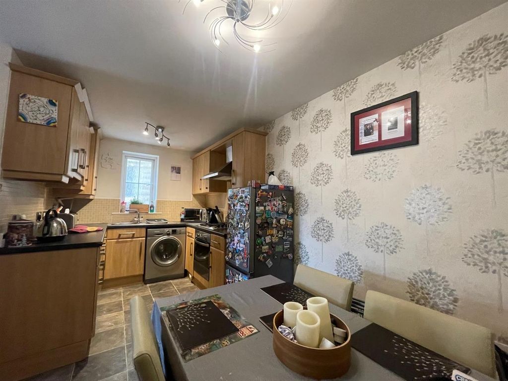 Property photo 2 of 8 Kitchen