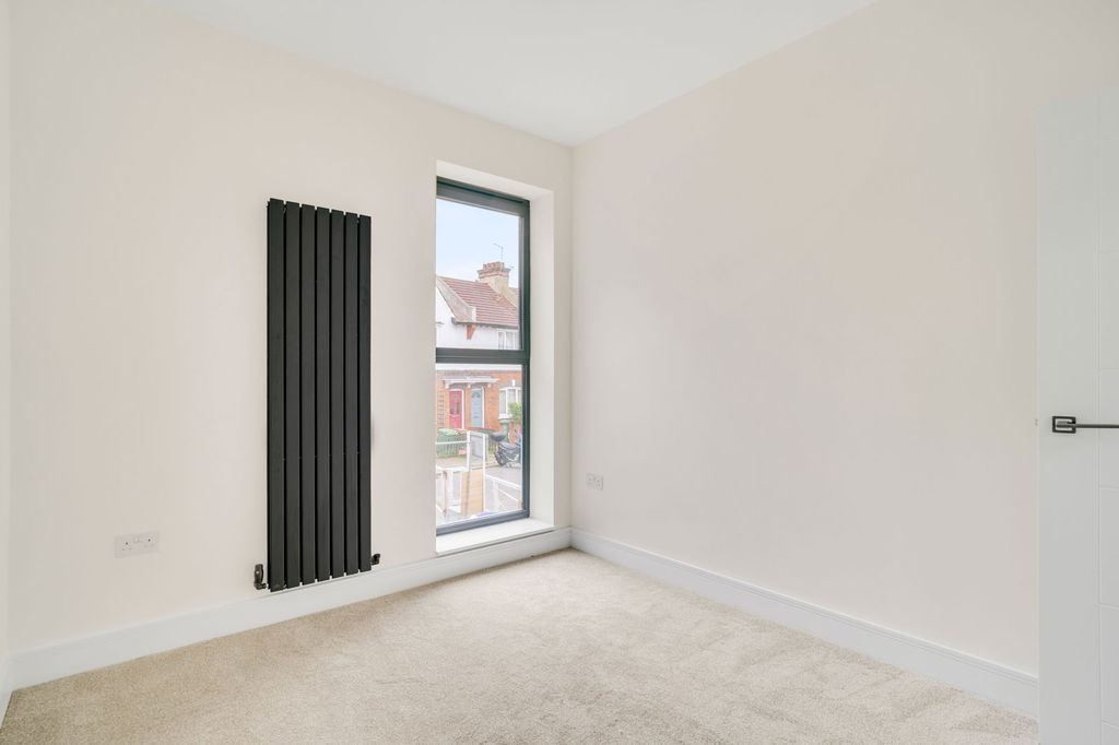 Property photo 3 of 32