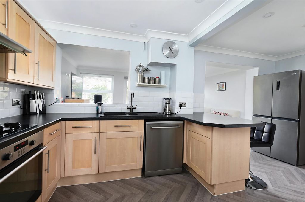 Property photo 3 of 15 Blunden Close