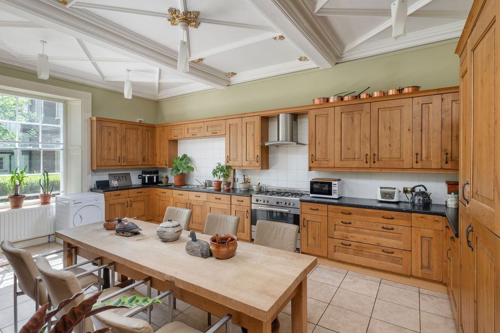 Property photo 3 of 25