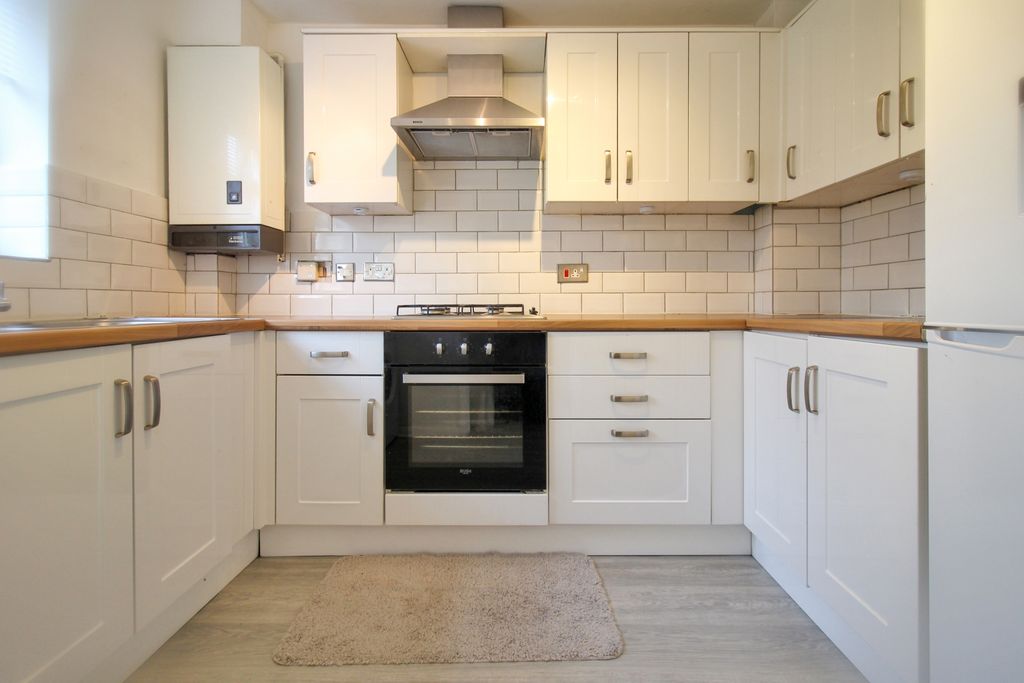 Property photo 3 of 10 Kitchen