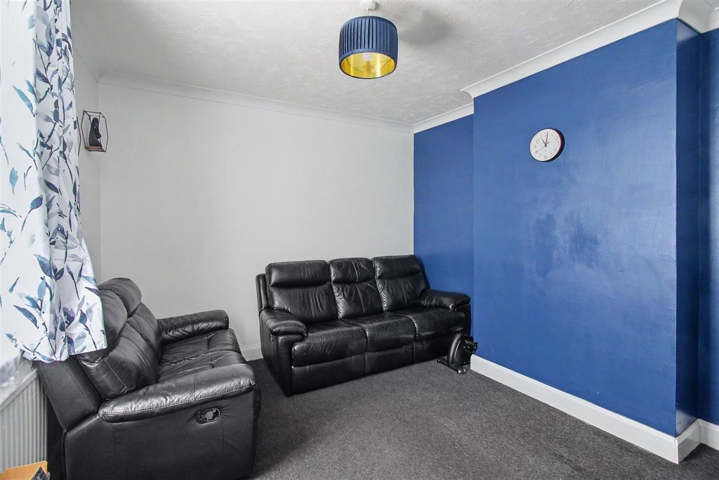 Property photo 3 of 16 Lounge