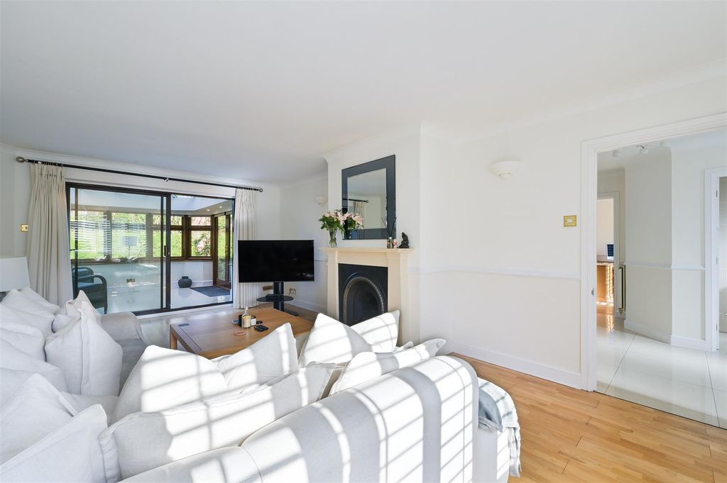 Property photo 3 of 41 Willowbank Gardens, 6- (27).Jpg