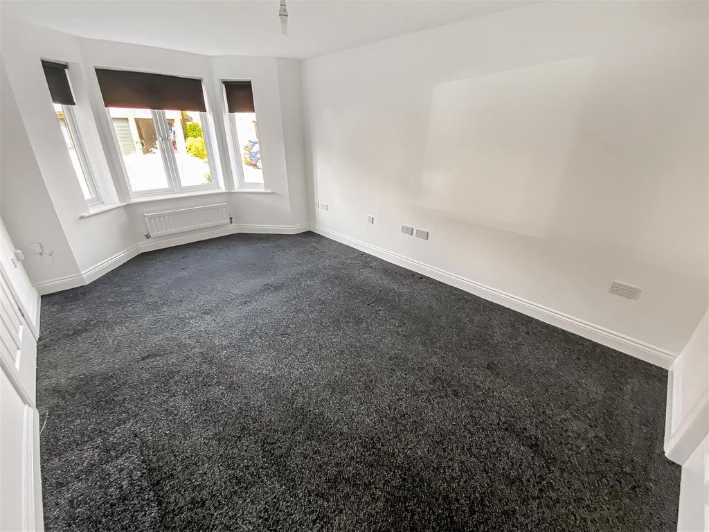 Property photo 3 of 16 Living Room