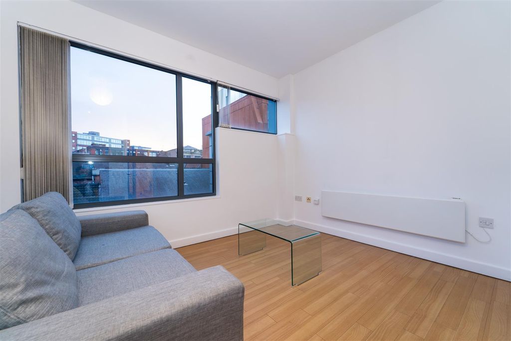 Property photo 3 of 10 Lounge