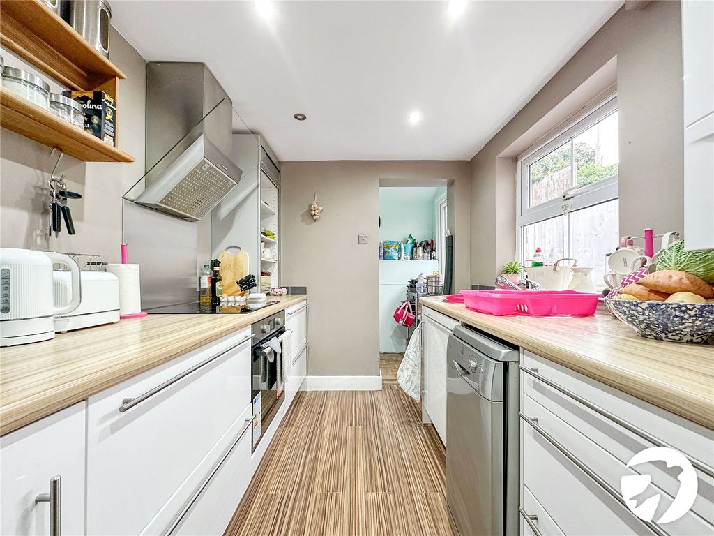 Property photo 3 of 11 Kitchen