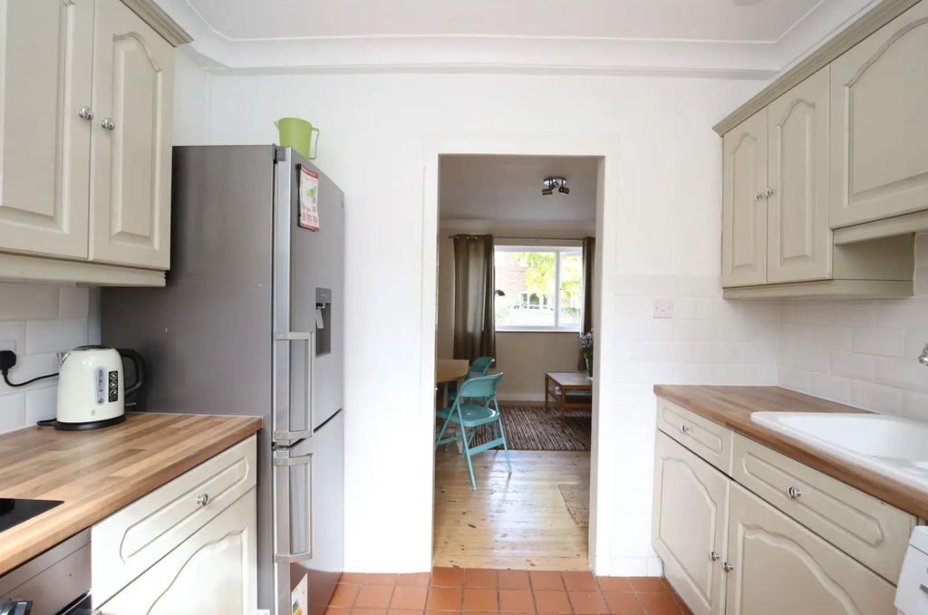 Property photo 3 of 10 Kitchen