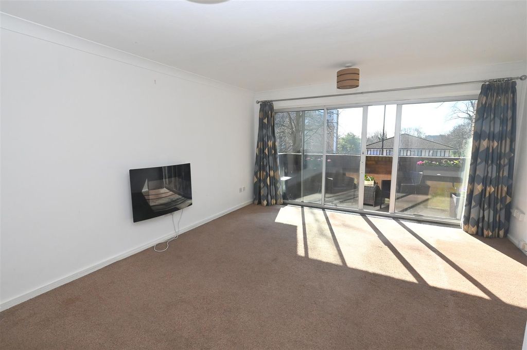 Property photo 3 of 18 Lounge1.Jpg