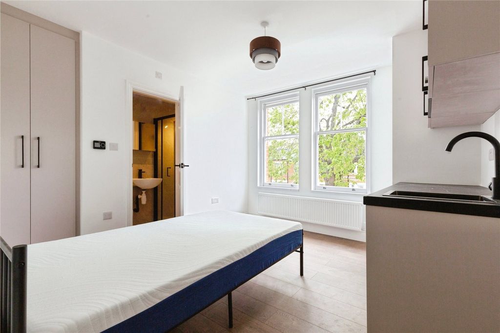 Property photo 3 of 11 Studio