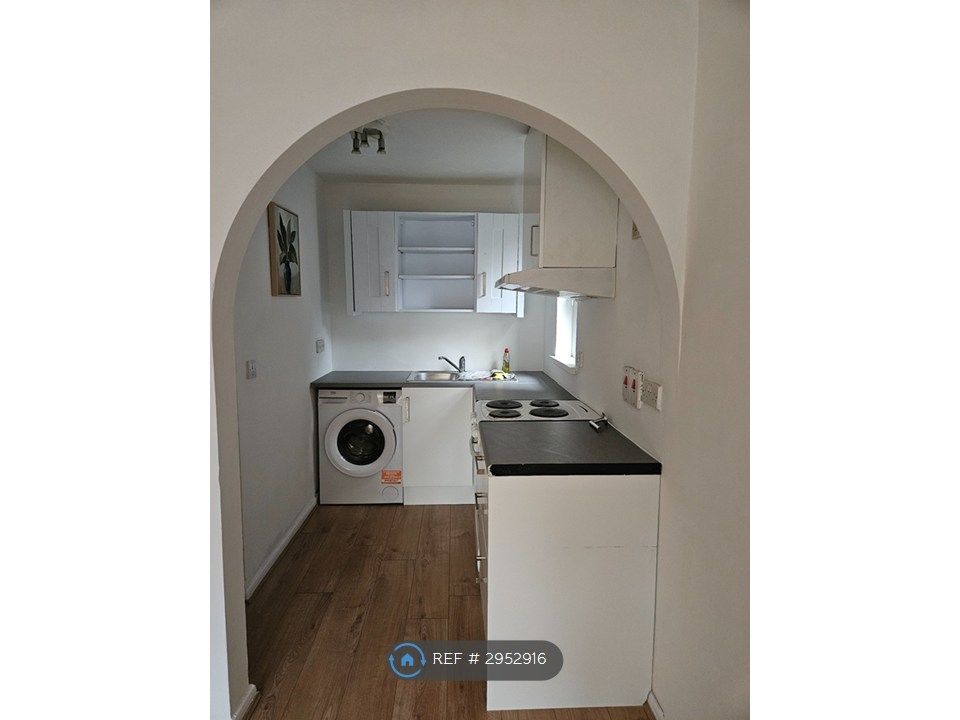 Property photo 1 of 7 Kitchenette