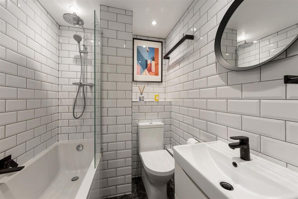 Property photo 2 of 16 High Road, E10