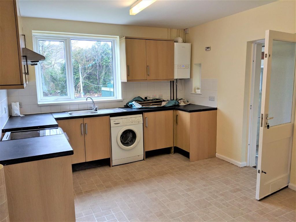 Property photo 3 of 9 Kitchen