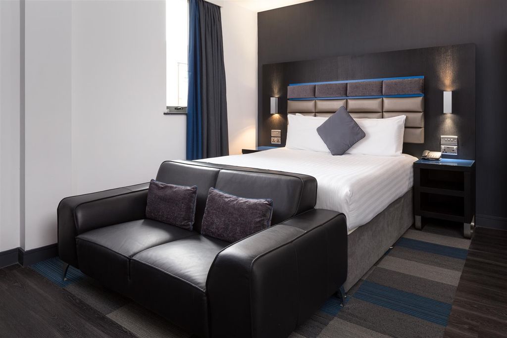 Property photo 1 of 5 Modern Double Bedroom With Sofa And Bedside Lamps...