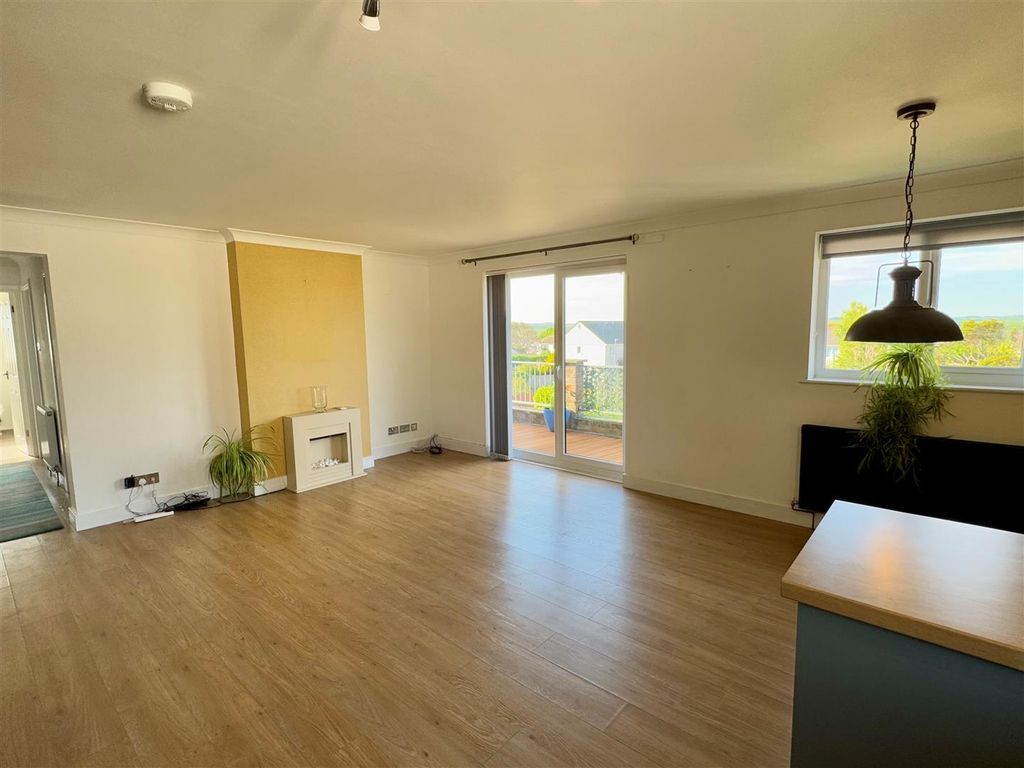 Property photo 3 of 11 6 Wayside Court Lounge
