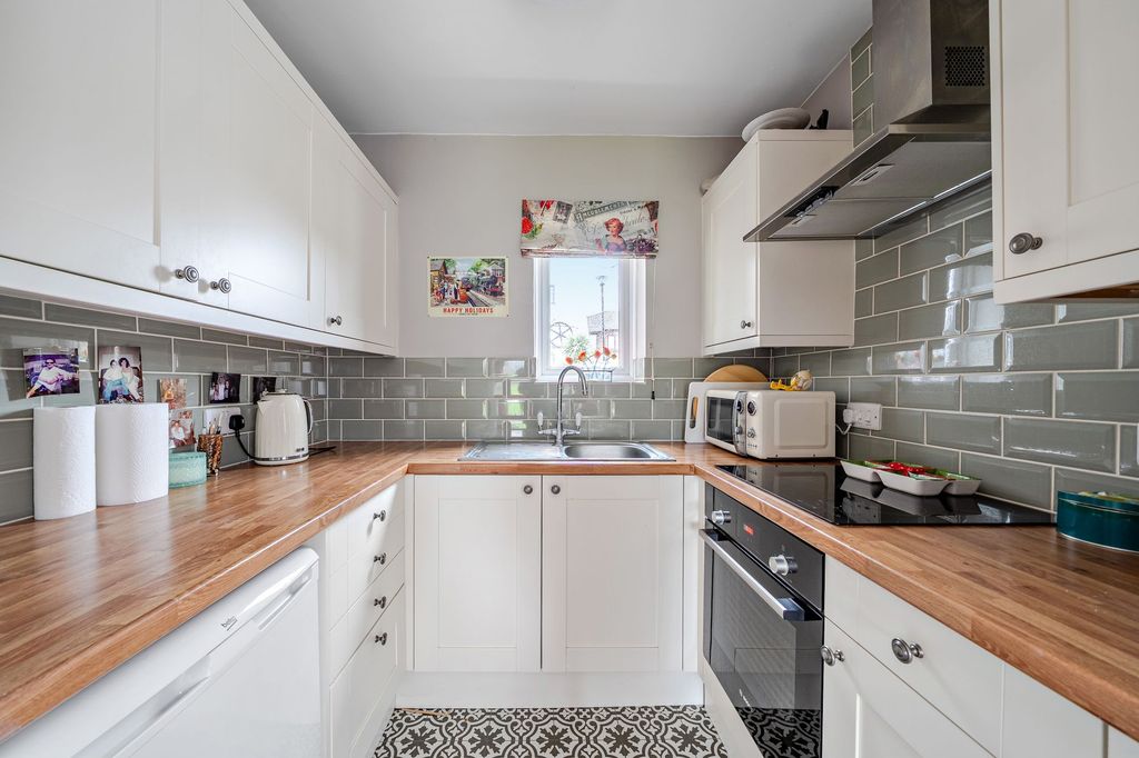 Property photo 2 of 11 Kitchen