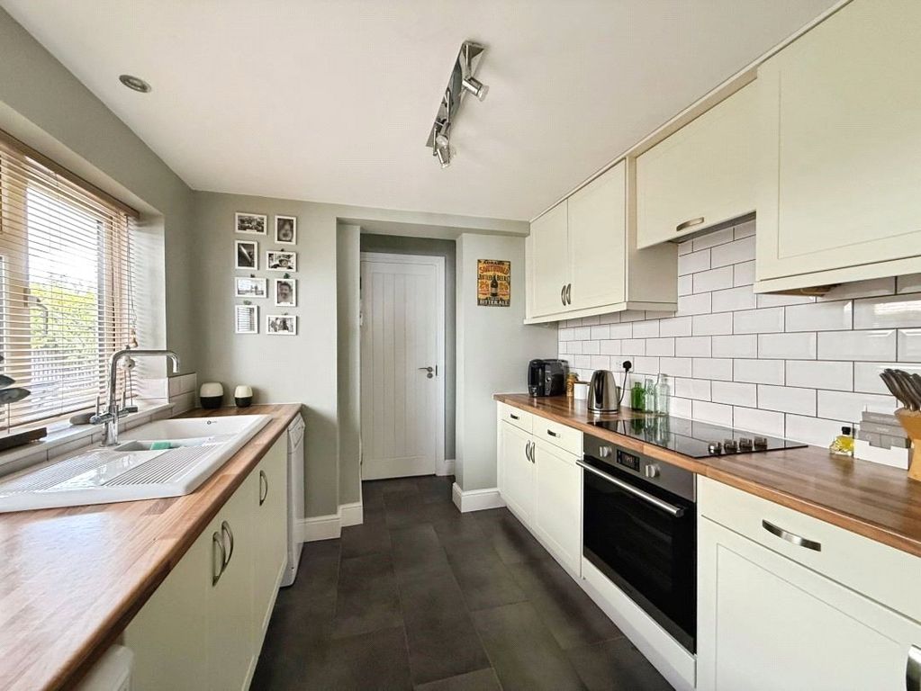 Property photo 3 of 16 Kitchen