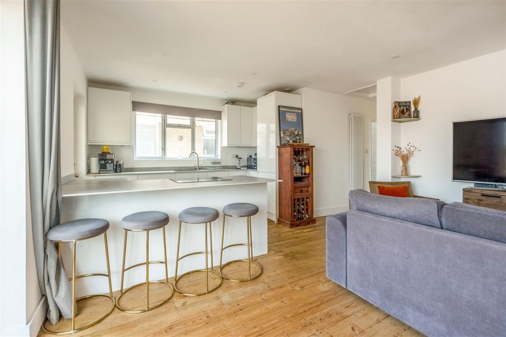 Property photo 3 of 27 18 Oakdene Crescent-3.Jpg