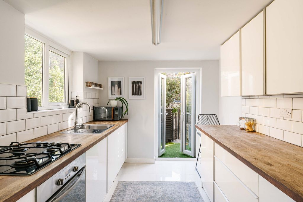 Property photo 3 of 21 Killowen Road E9