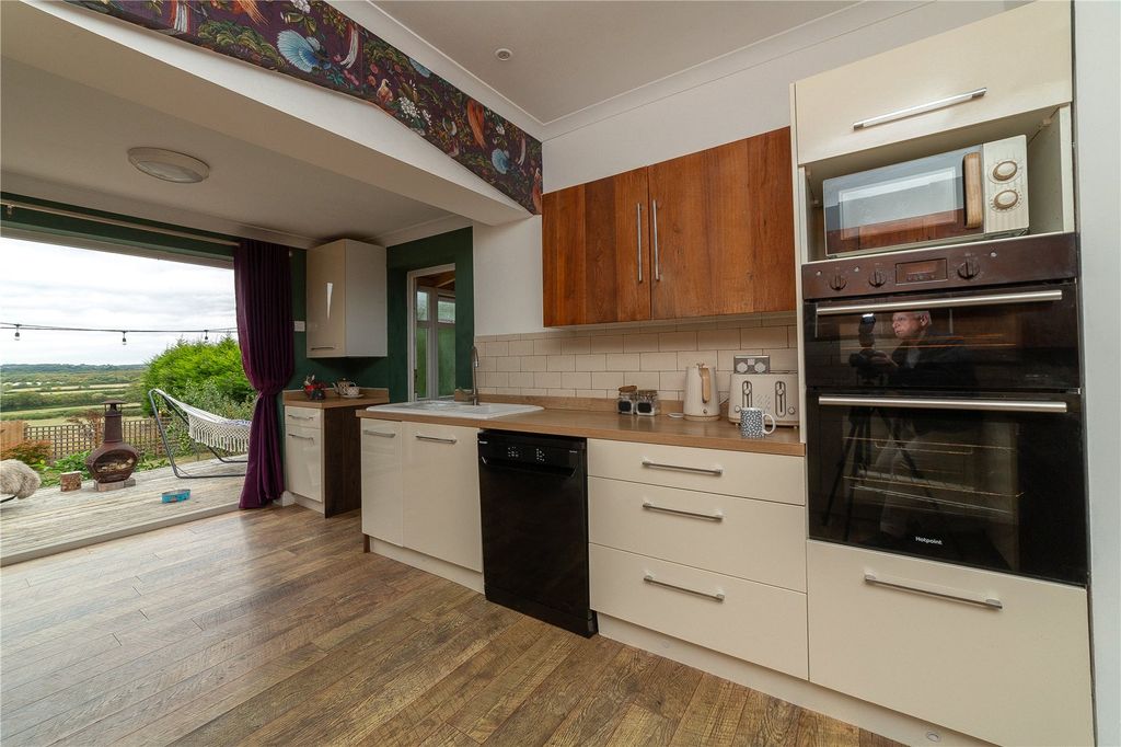 Property photo 3 of 44 Picture No. 11