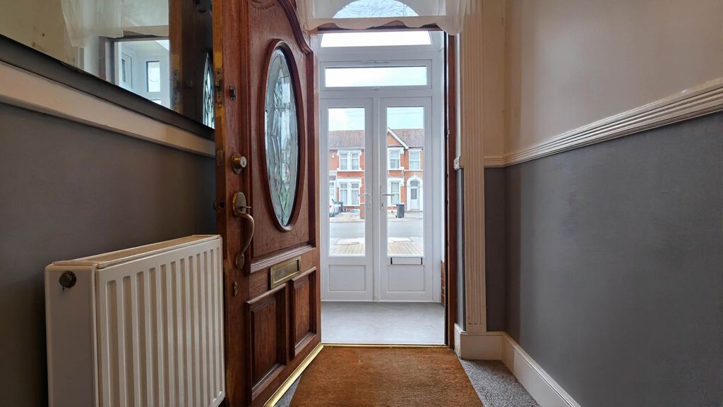 Property photo 2 of 40