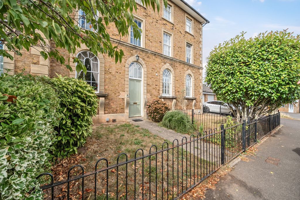 Property photo 1 of 22 .