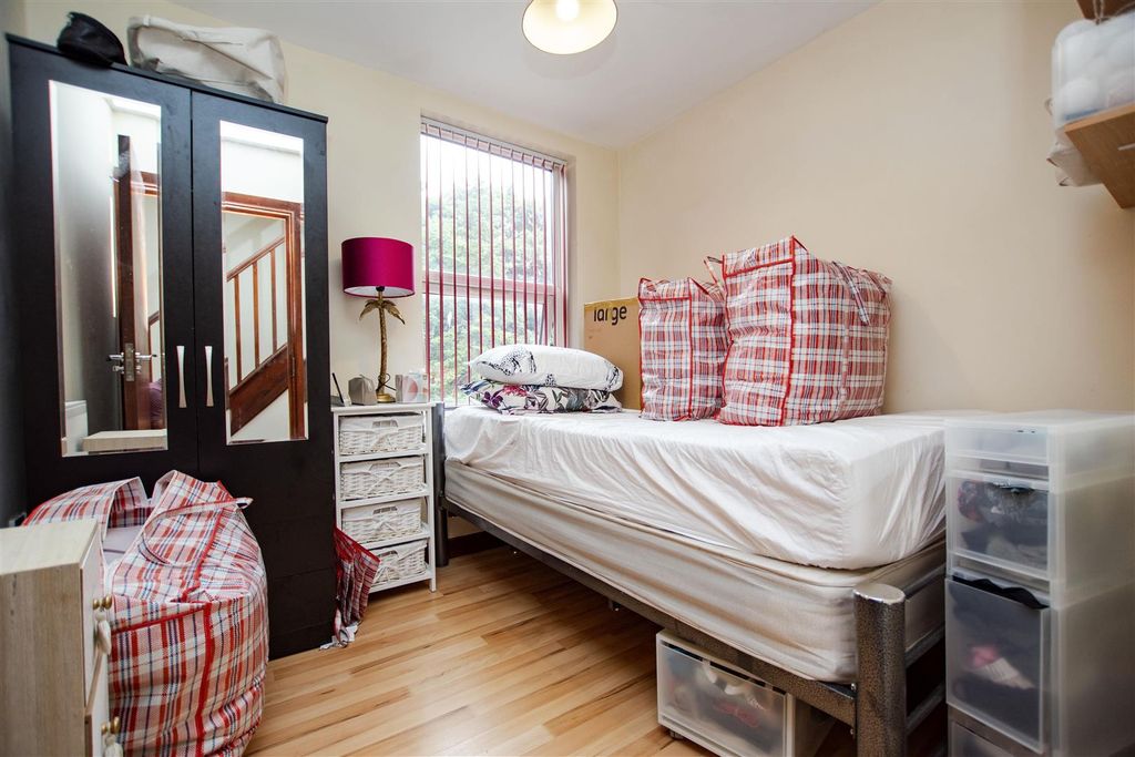 Property photo 3 of 9 Bedroom