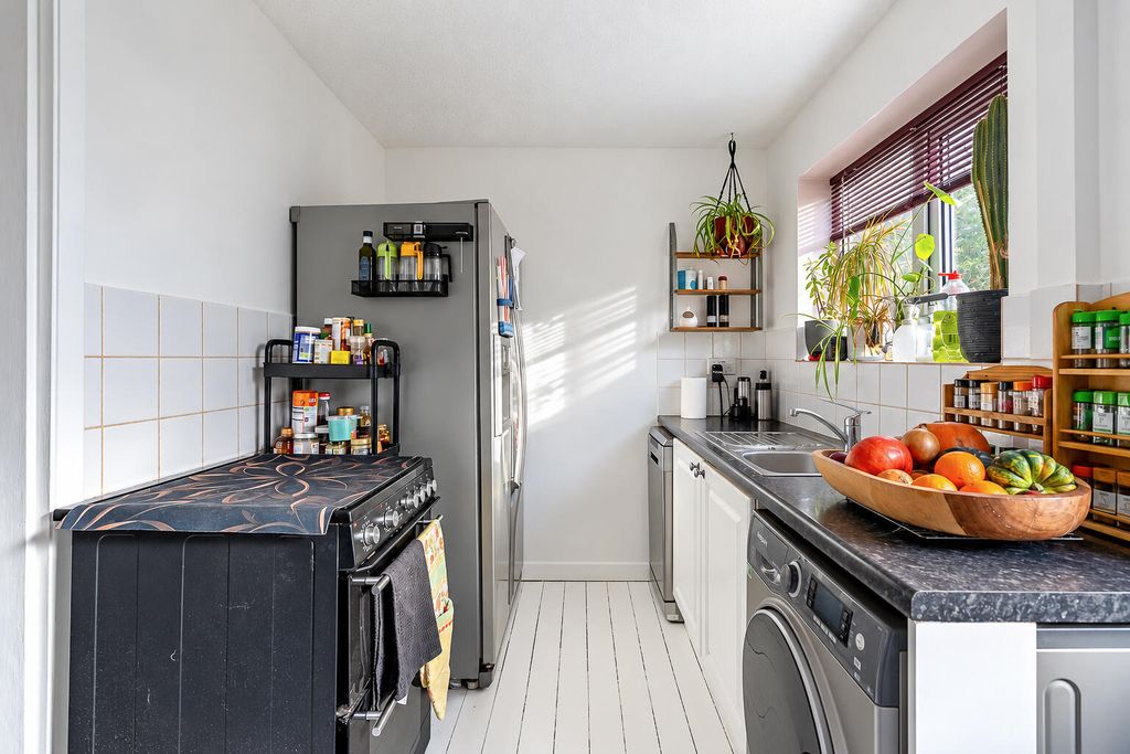 Property photo 3 of 11 Kitchen