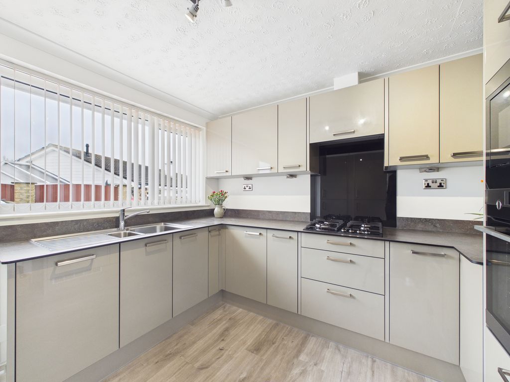 Property photo 2 of 10 Kitchen