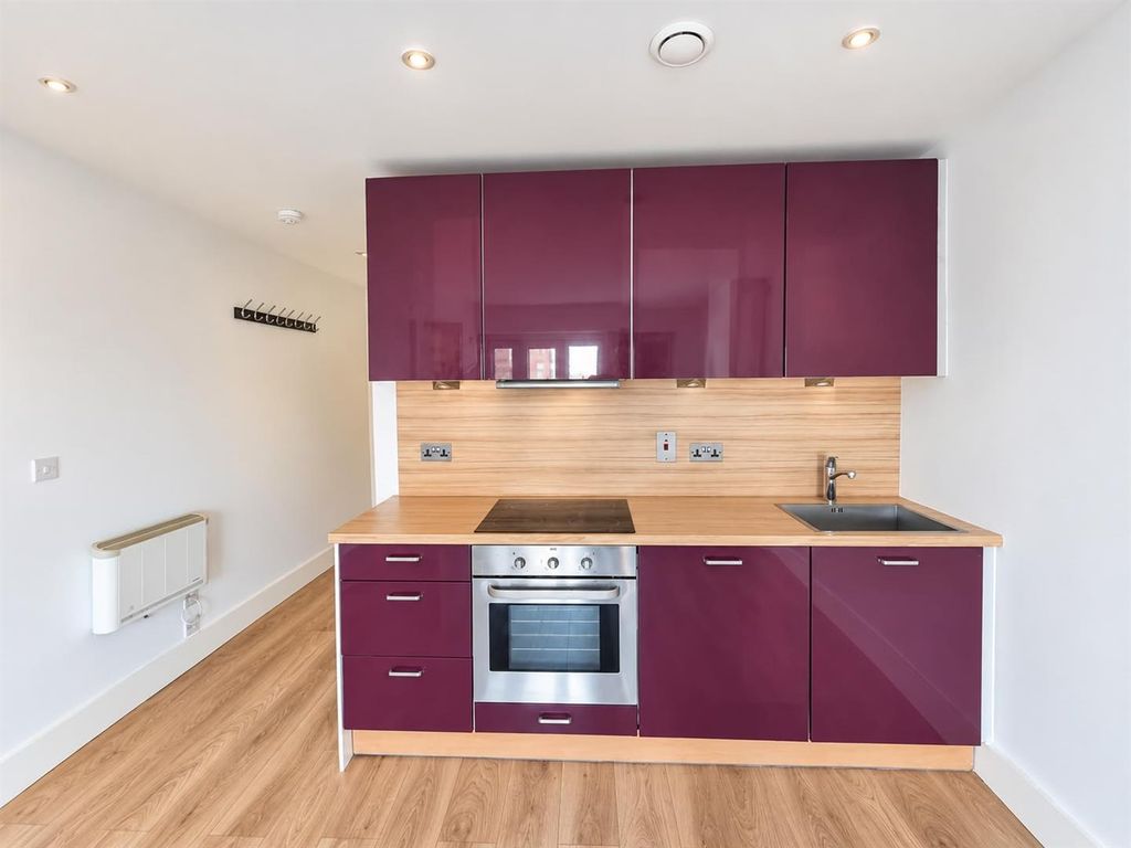 Property photo 3 of 11 Kitchen