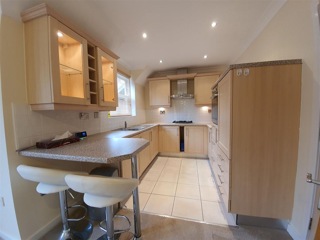 Property photo 3 of 11 Kitchen