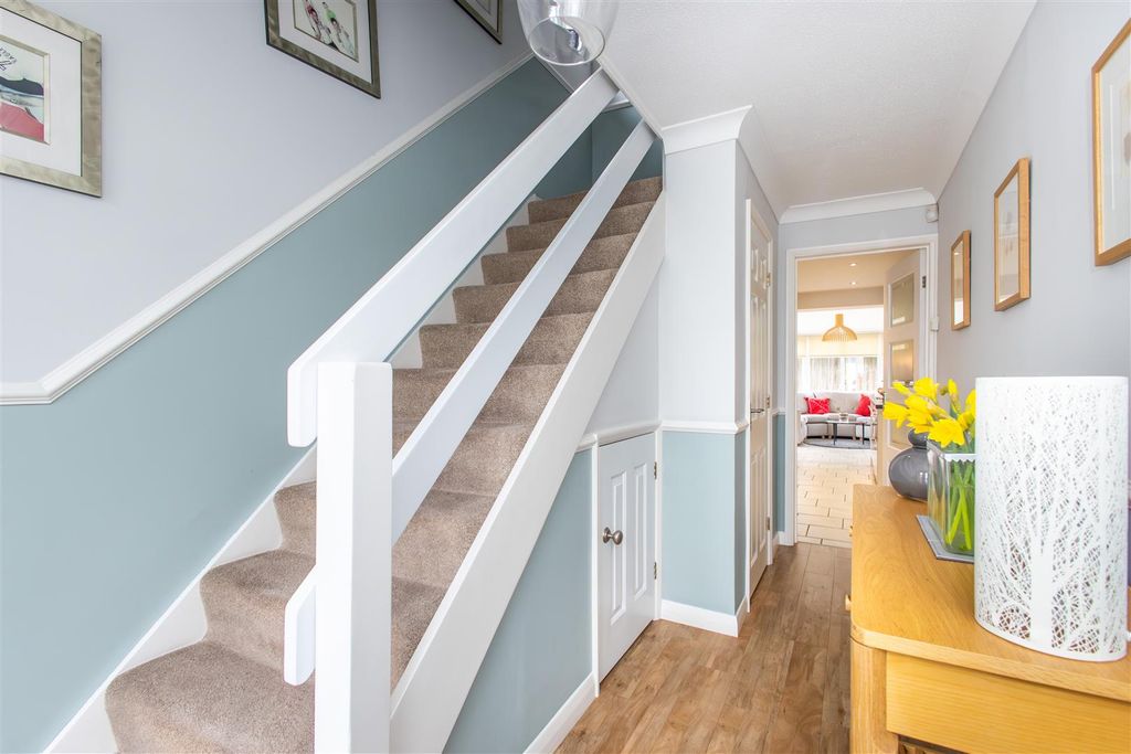 Property photo 2 of 23 Entrance Hall