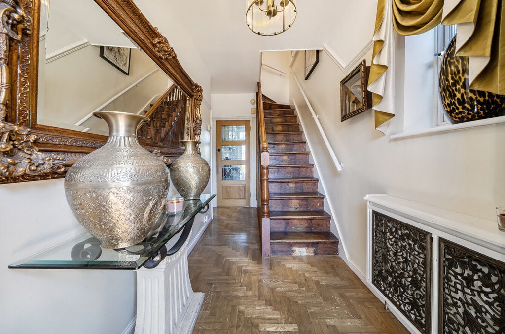 Property photo 2 of 25