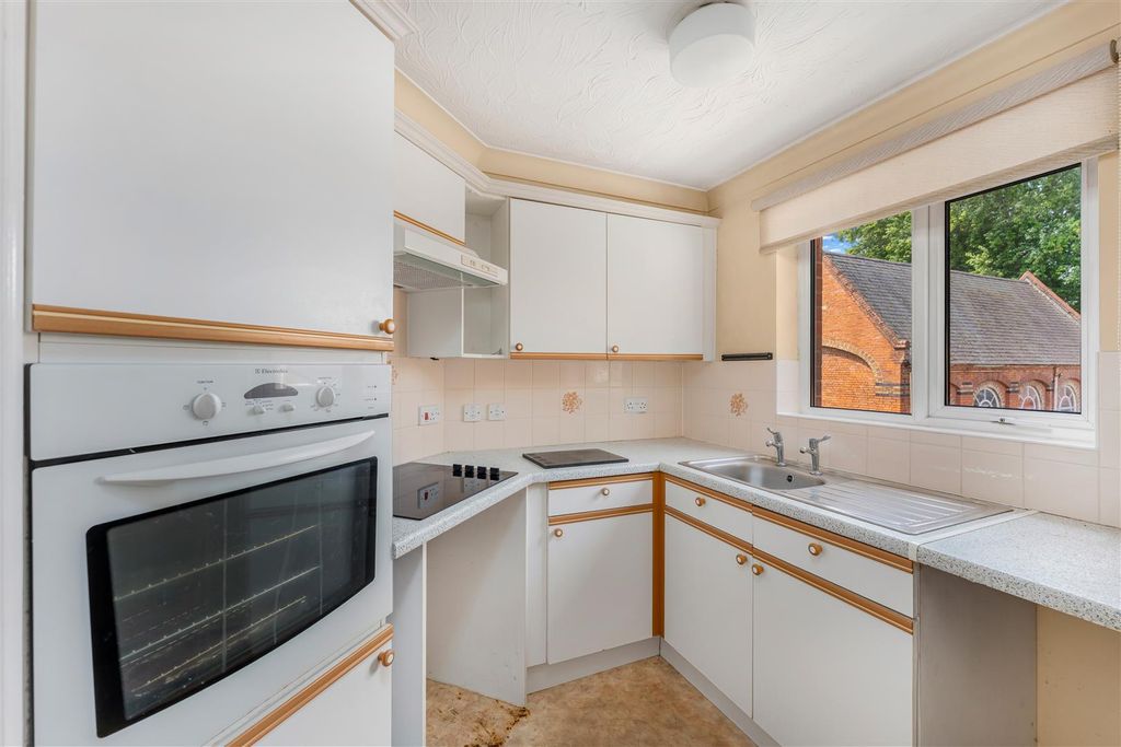 Property photo 3 of 12 40 Spencer Court, Banbury-10.Jpg