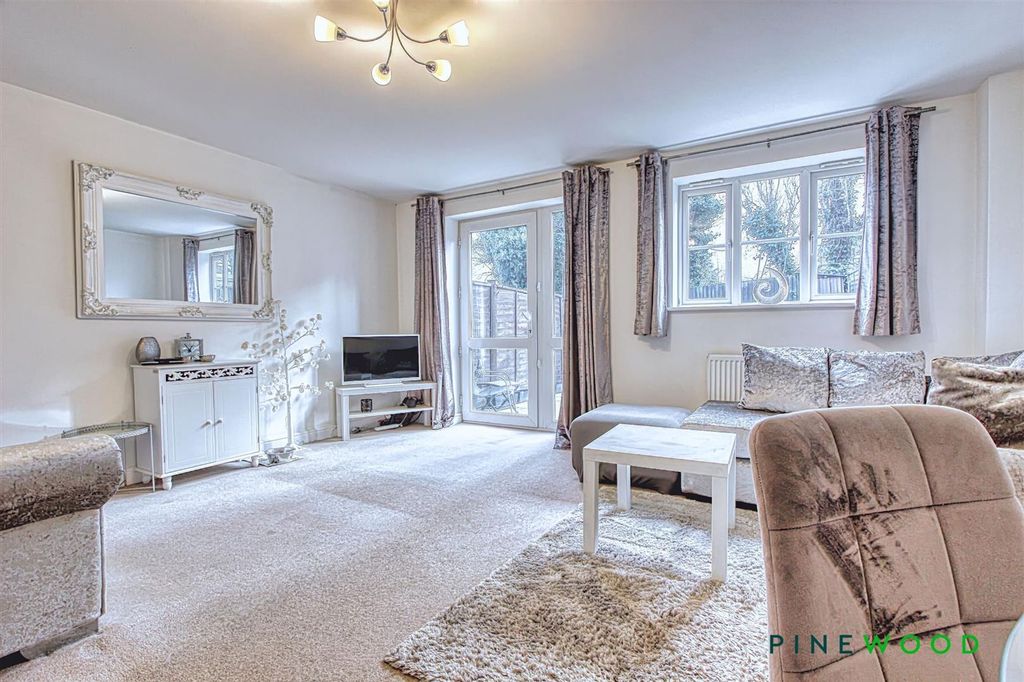 Property photo 3 of 17 Lounge