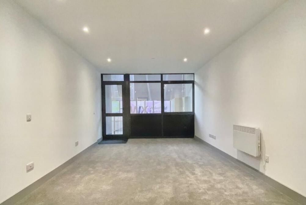 Property photo 3 of 6 Bedroom/Lounge