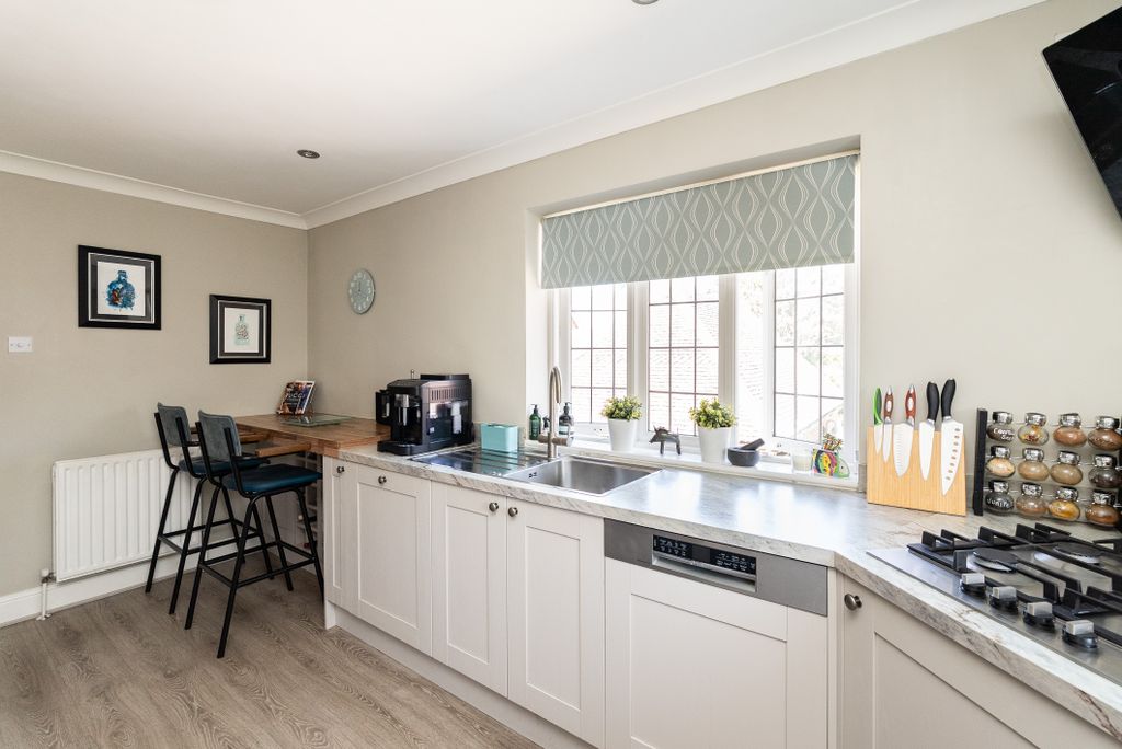 2 bed flat for saleMiddle Green, Brockham, Betchworth RH3 photo 4