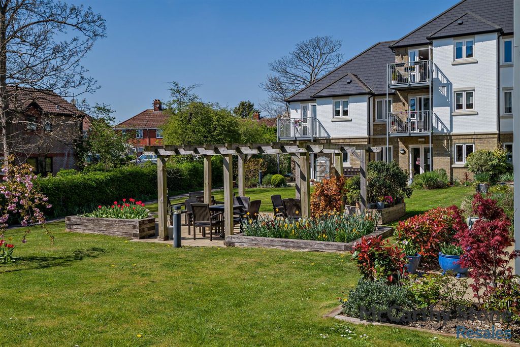 Property photo 1 of 18 Communal Gardens