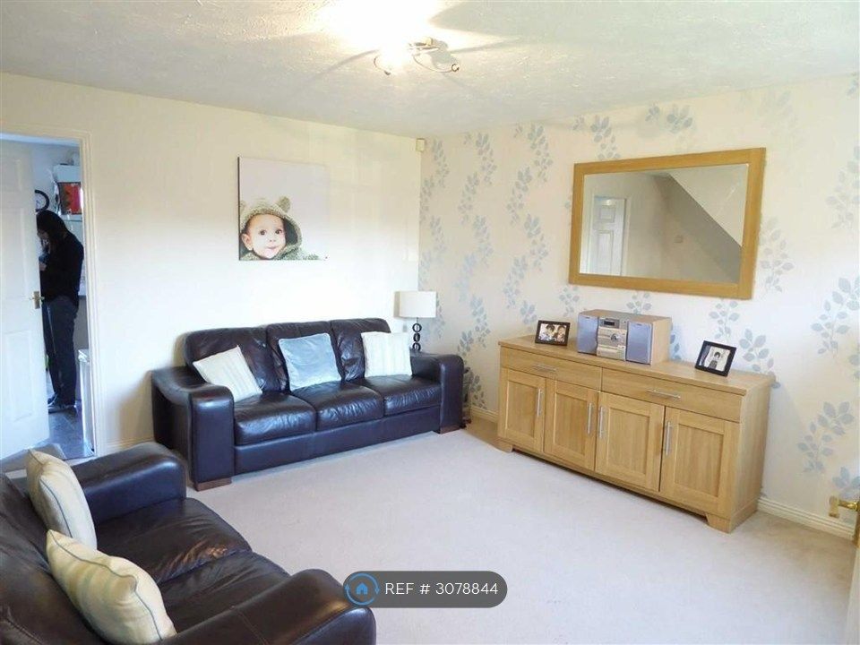Property photo 3 of 10 Living Room