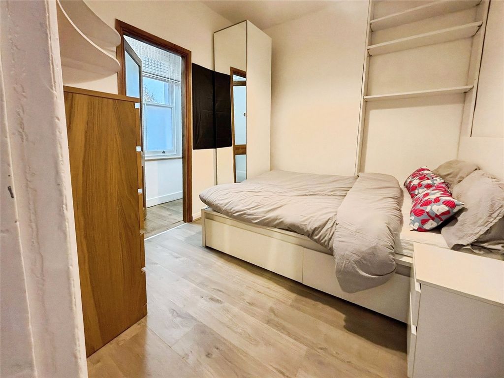 Property photo 2 of 6 Bedroom