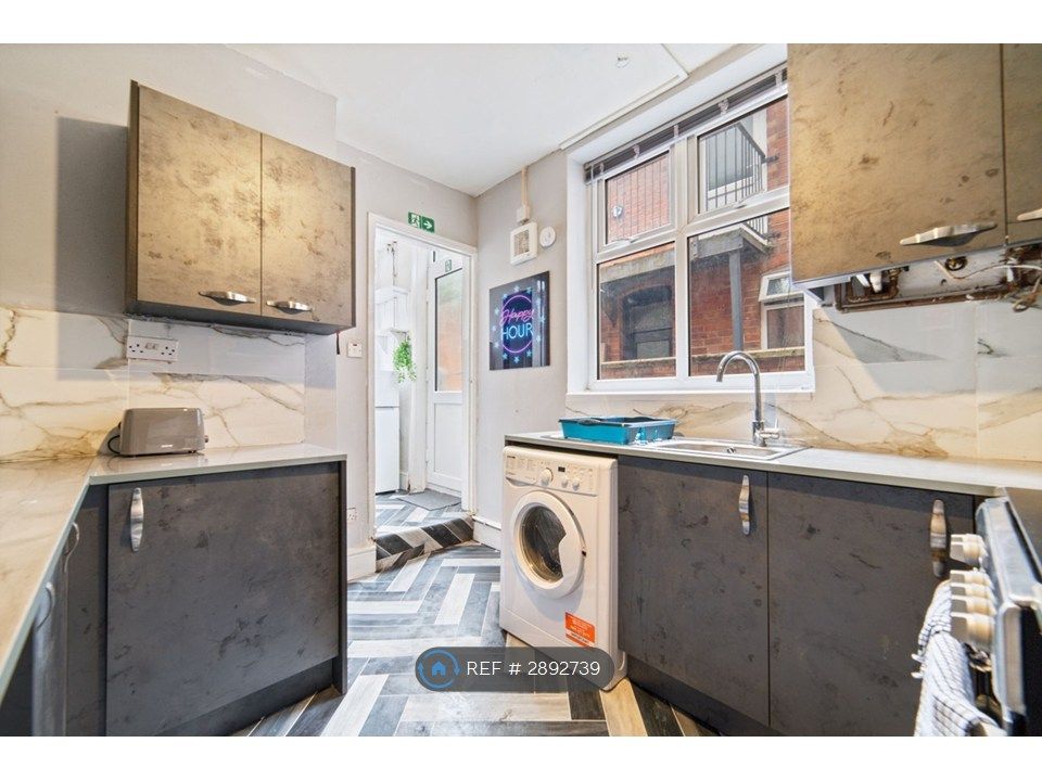 Property photo 3 of 12 Kitchen