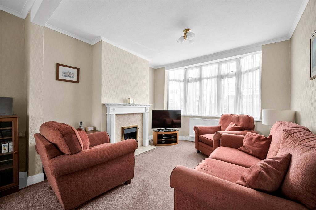 Property photo 2 of 17 Through Lounge