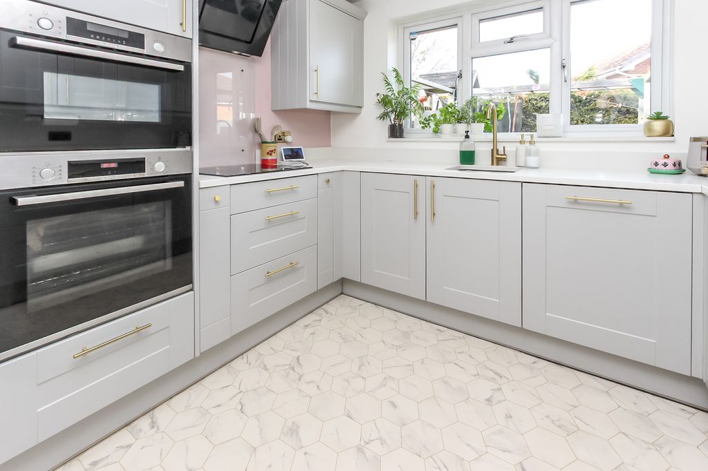 Property photo 2 of 24 Kitchen