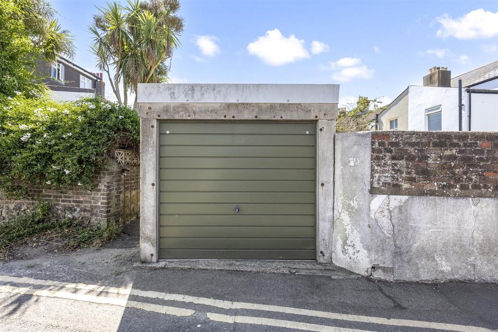 Property photo 3 of 16 Trafalgar Road 97A-011.Jpg