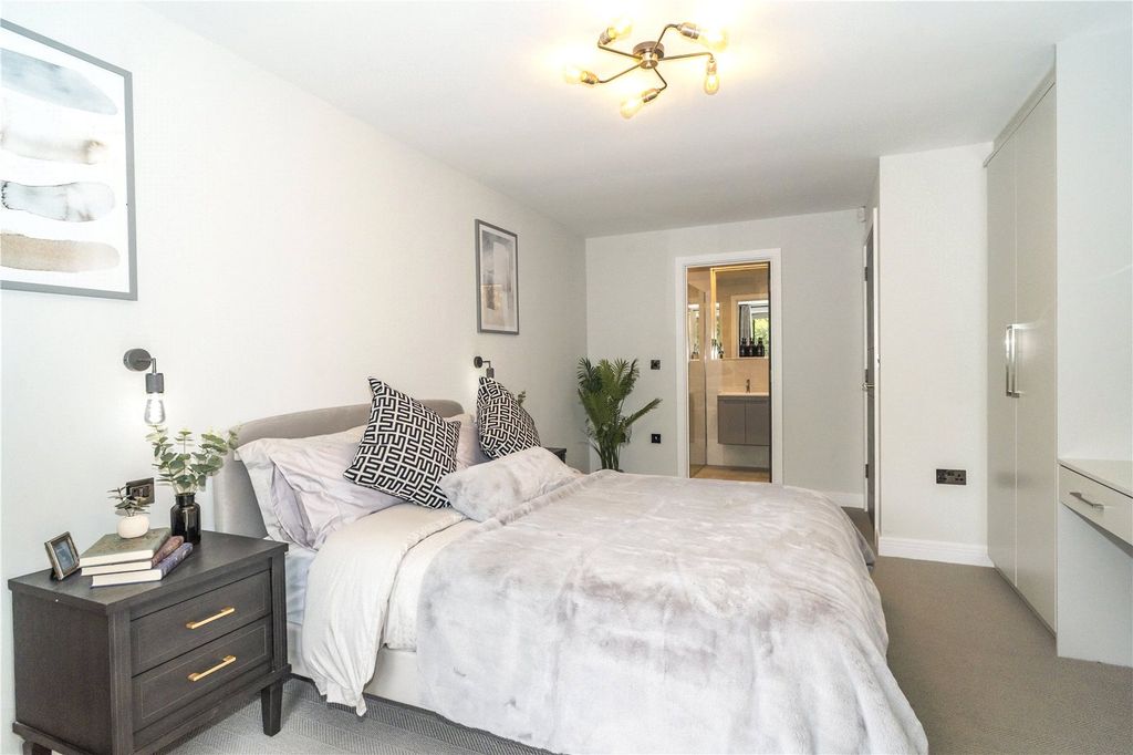 Property photo 3 of 11 Show Apt Bedroom