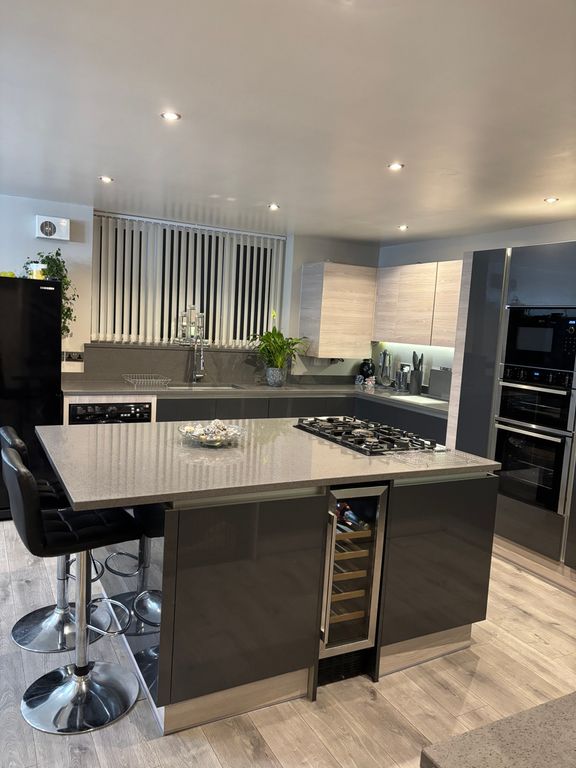 Property photo 3 of 20 Kitchen